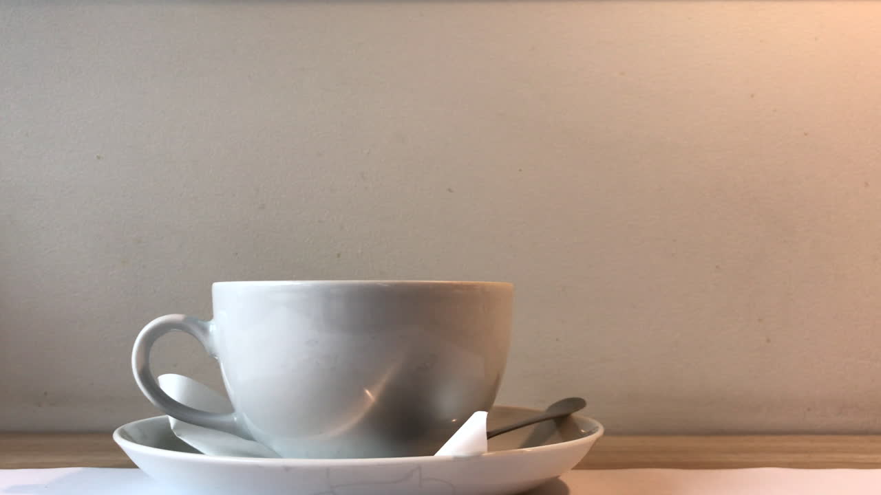 나무 보드에 흰색 커피 컵의 슬라이드 샷