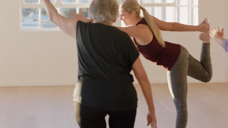 Clase-De-Yoga-De-Ancianas-Ejercitando-Meditación-Saludable-Practicando-La-Pose-Del-Señor-De-La-Danza-Con-Un-Instructor-Mostrando-La-Postura-Disfrutando-Del-Ejercicio-Físico-Matutino-En-El-Estudio-Al-Amanecer