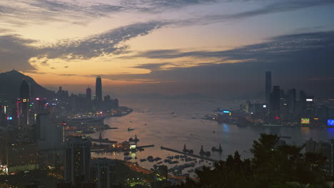 Hohe-Ansicht-Mit-Blick-Auf-Den-Hafen-Von-Victoria,-Einschließlich-Der-Insel-Hong-Kong-Und-Kowloon-In-Der-Abenddämmerung