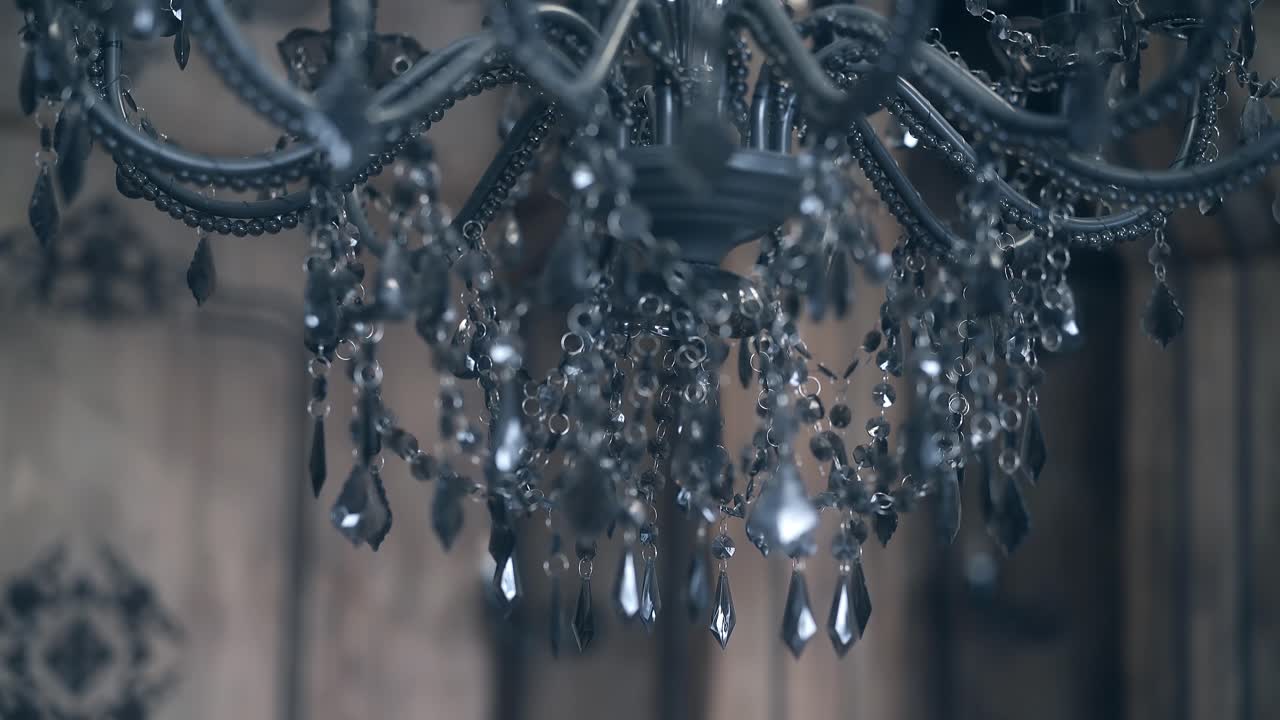 투명한 펜던트와 함께 아름다운  ⁇ 들리