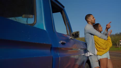 pareja joven en un viaje por carretera en su camioneta pick-up