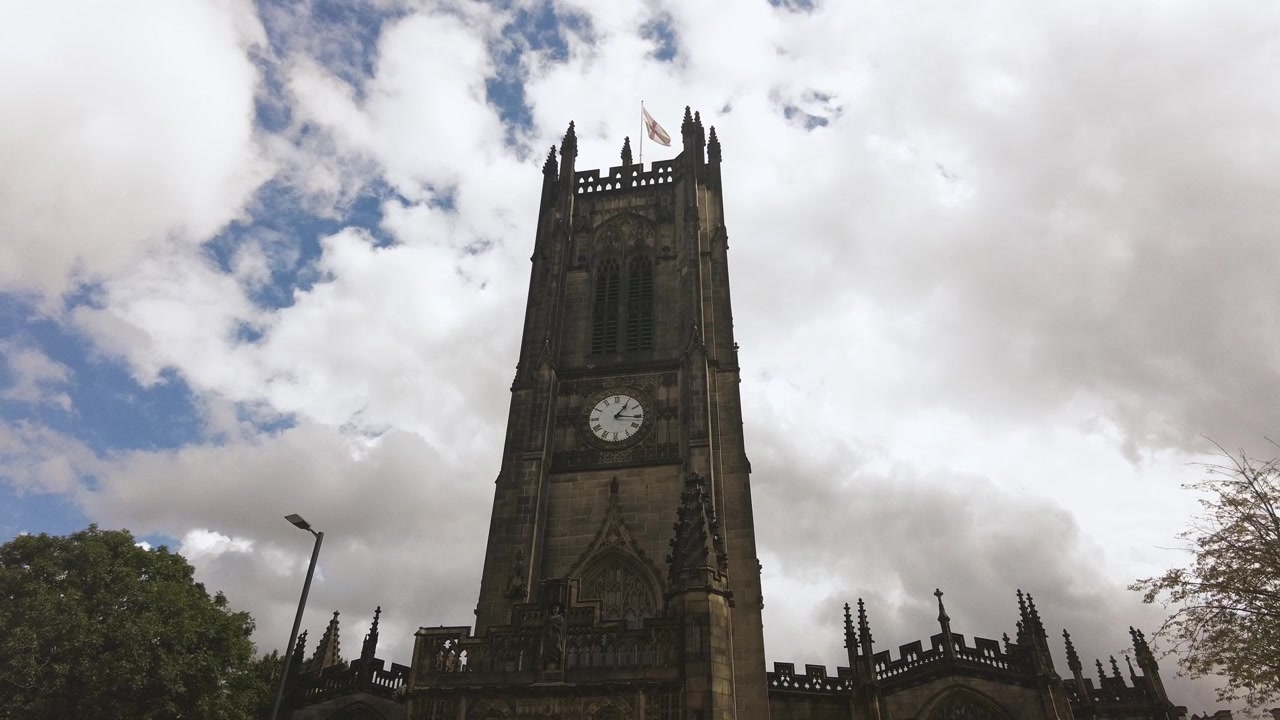 Puncak menara lonceng Katedral Manchester dilihat dari depan