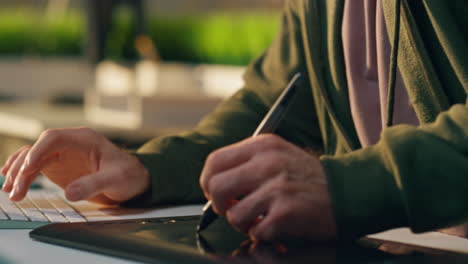 focus freelancer talk smartphone sul posto di lavoro close-up. disegno a mano del progettista