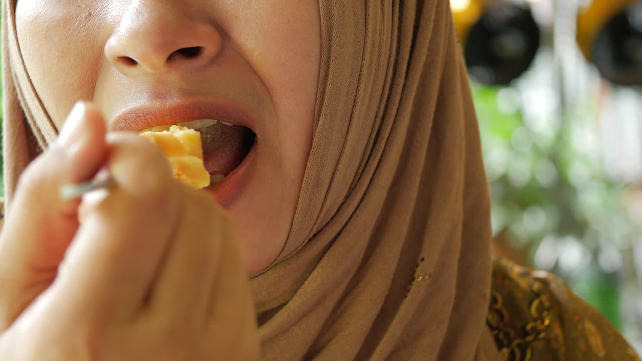mujeres comiendo tarta de limón de cerca ,