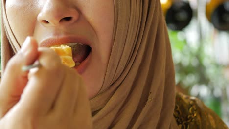 Mujeres-Comiendo-Tarta-De-Limón-De-Cerca,