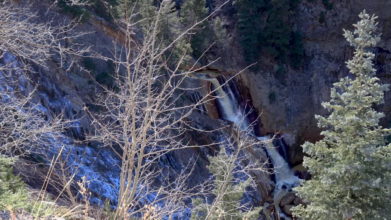 Carrellata 4K di una cascata in montagna rocciosa