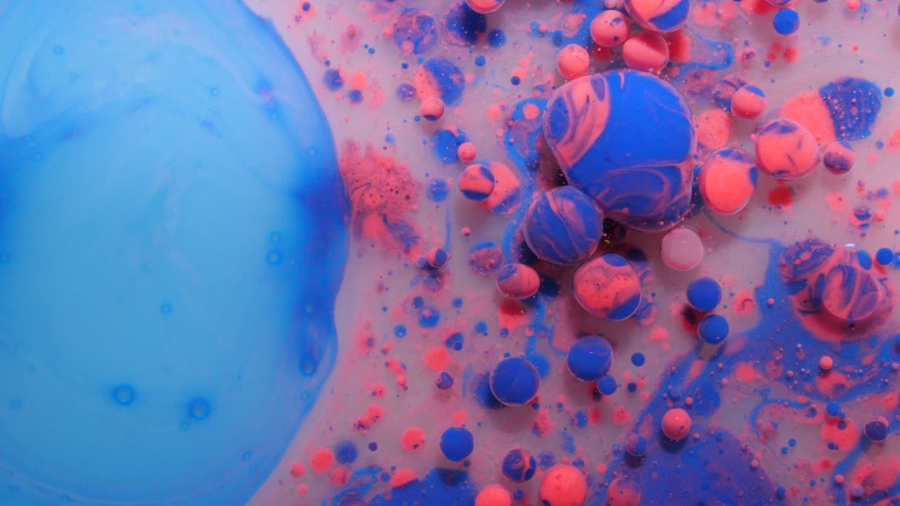 느린 움직임 밝은 색상 파란색과 분홍색 거품 기름 아름다운 페인트 우주 색이 움직이는 다채로운 아크릴 페인트 환상적인 몽환적인 표면 추상적인 다채로운 페인트 변형 구조