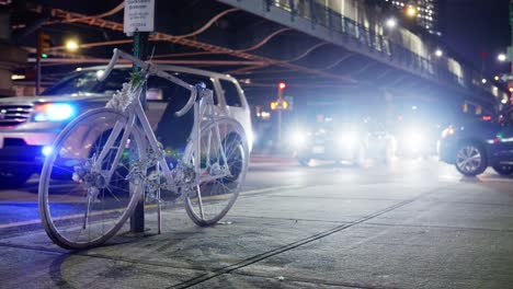 Geisterrad-Denkmal-Für-Tragischen-Unfall,-Bei-Dem-Radfahrer-Ums-Leben-Kam