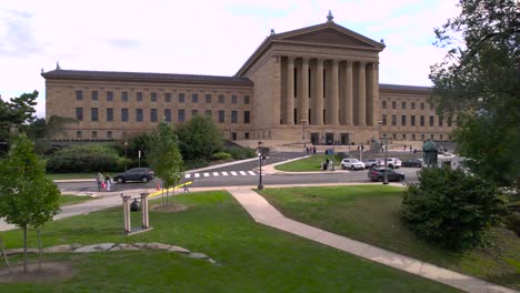 4k drone shot flying over museum of art and city of philadelphia