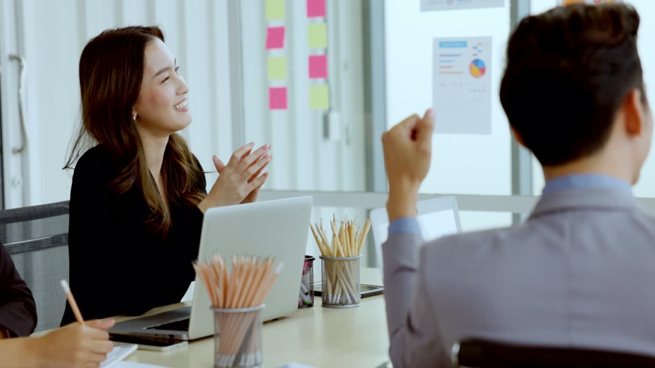 grupo de hombres de negocios asiáticos se reúnen para planificar negocios en el mercado de valores, bienes raíces presentando documentos comerciales información de marketing en una sala de reuniones moderna. estrategia de inversión en línea. collar blanco