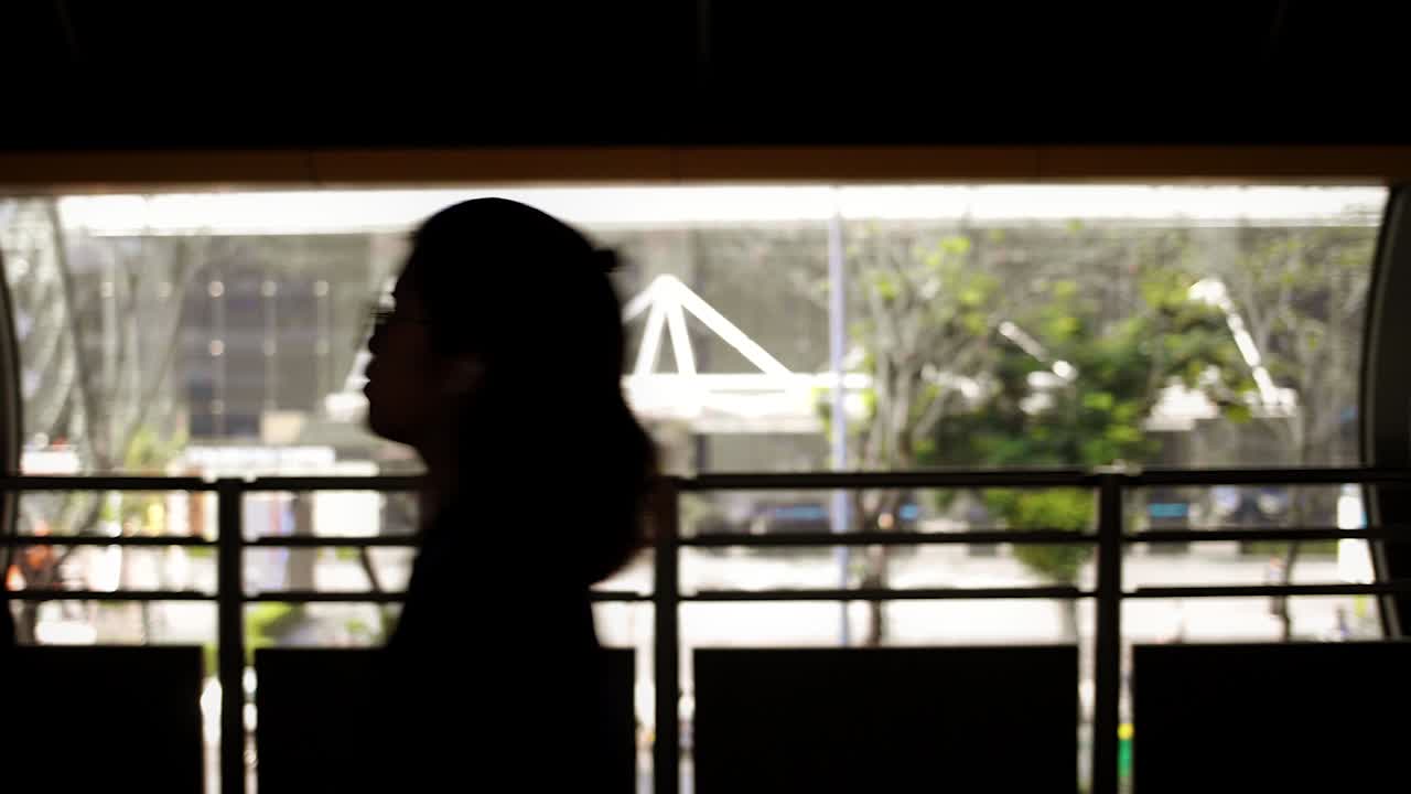 인도교 위의 보행자 실루엣