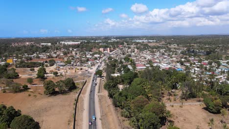 carretera asfaltada a través de una aldea rural africana en kenia