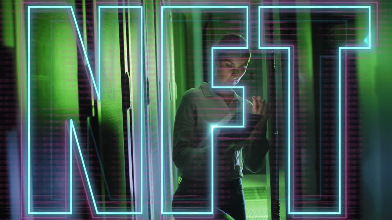 анимация текста nft над кавказской женщиной с помощью планшета в серверной комнате