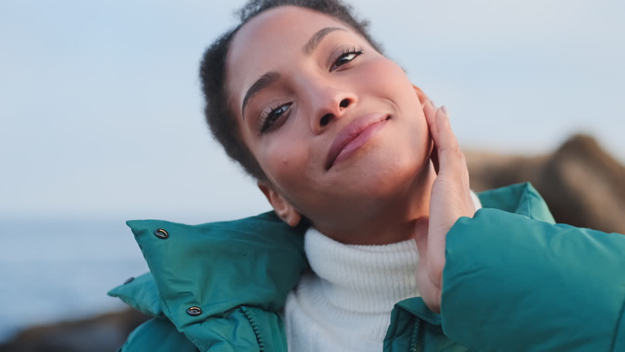 una chica afroamericana sonriente mirando a la cámara.