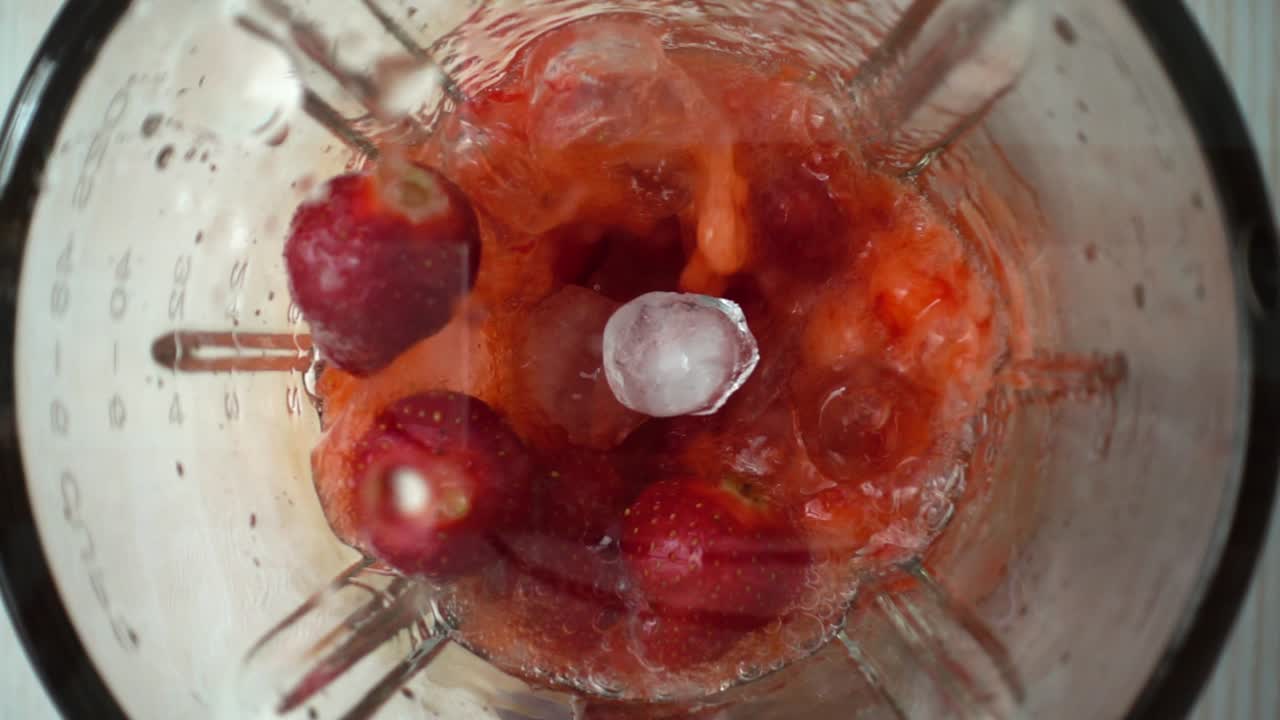 Preparazione di fragole nel frullatore. Movimento rallentato