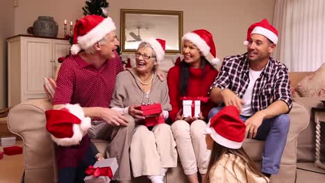 familia de tres generaciones celebrando la navidad