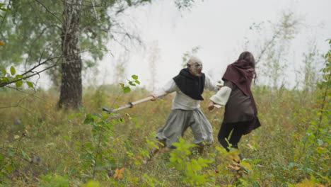 el duende con el hacha corre entre los árboles y ataca a la chica