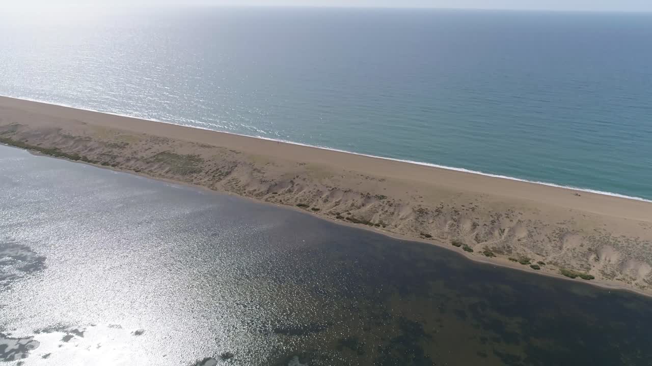 在艾伯茨伯里附近船隊上空進行空拍追蹤俯視，鏡頭向上搖攝，展現切瑟爾海灘及英吉利海峽的地平線