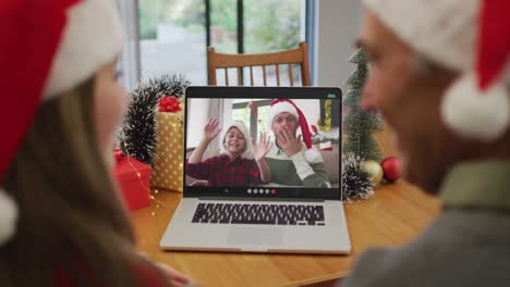 Glückliches-Kaukasisches-älteres-Paar-Bei-Einem-Videoanruf-Mit-Der-Familie-Zur-Weihnachtszeit