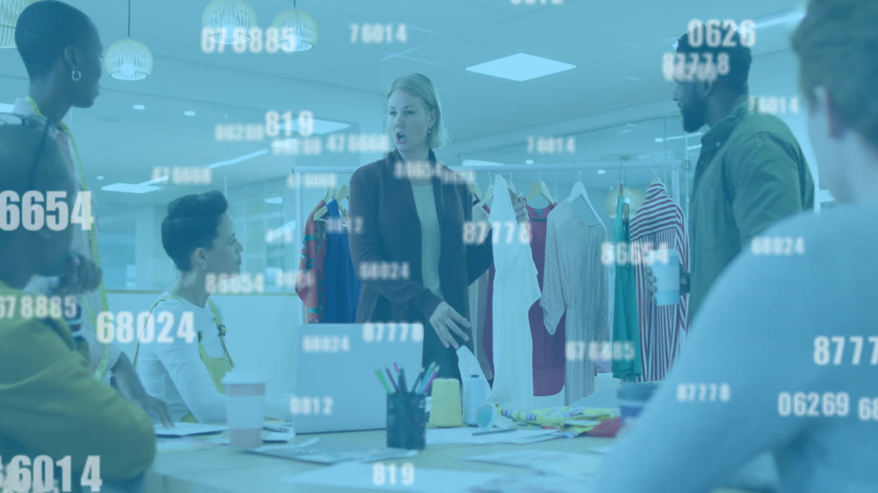 변화하는 숫자의 애니메이션, 다양한 여성이 천을 들고 동료들에게 디자인을 설명합니다.