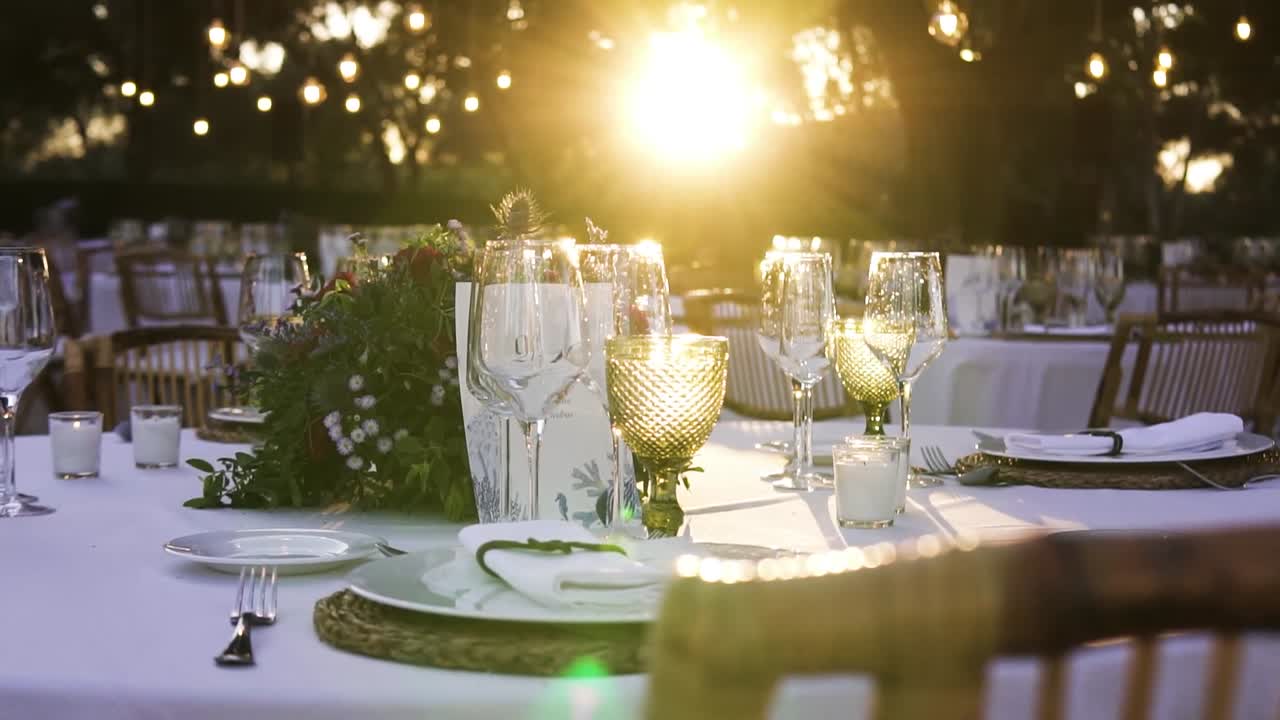 Immagine panoramica di un tavolo da ristorante apparecchiato con bicchieri da vino e piatti bianchi in un matrimonio