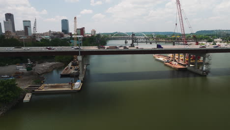 Sobrevolar-El-Nuevo-Puente-De-Carretera-Sobre-El-Río-Arkansas-En-Little-Rock,-Estados-Unidos