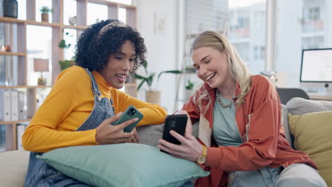 amigos, mujeres divertidas y teléfono en casa viviendo