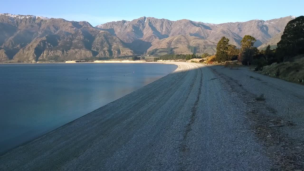 antena amplia y suave a lo largo de la playa al sur del lago hawea en la isla sur de nueva zelanda, un lugar popular para nadar entre lugareños y turistas por igual