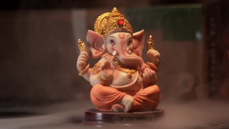 Es-Gibt-Rauch-Um-Die-Ganpati-Statue-Und-Es-Gibt-Eine-Leichte-Pfanne-Oben