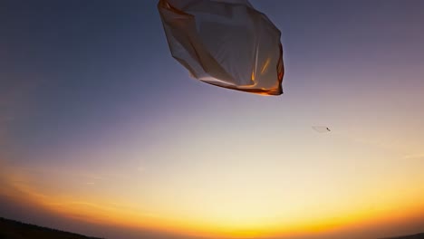 bolsa de plástico volando en el cielo al atardecer