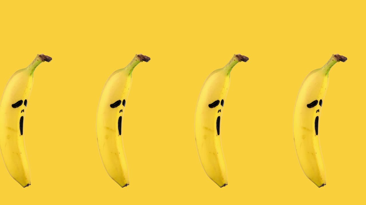 노란색 배경에 두려움의 무서운 마스크를 그린 바나나의 한 줄의 원활한 루프 애니메이션. 복사 공간과 함께 할로윈 개념