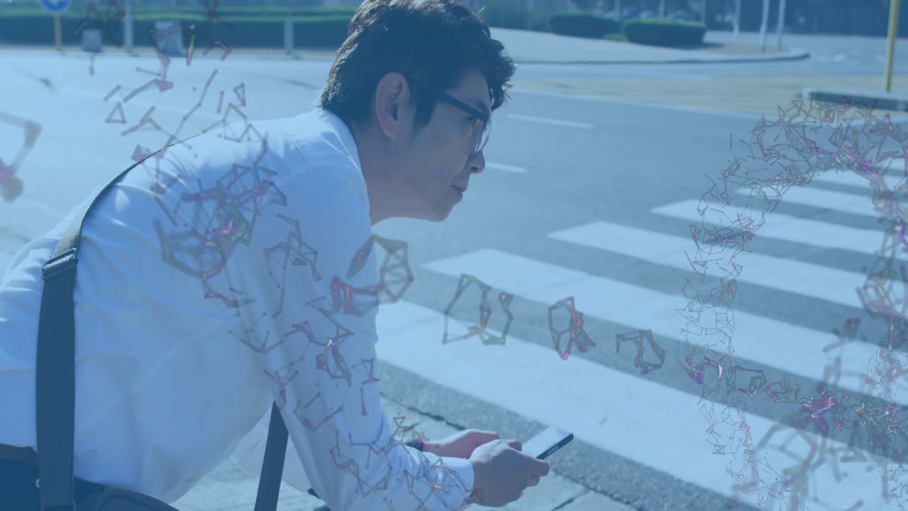 男性がスマートフォンを使用し、待機中にストライプ状のテクニカルグラフィックが包み込み、その後溶解する
