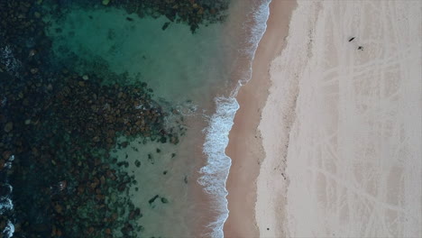 Türkisfarbener-Strand-Aus-Der-Luft-Von-Oben-Nach-Unten-4k-Drohne-Australien