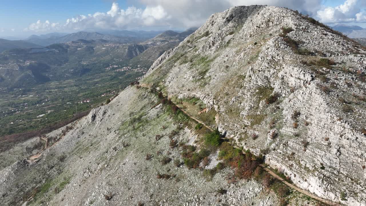 paisaje montañoso con sendero de senderismo y vista al valle