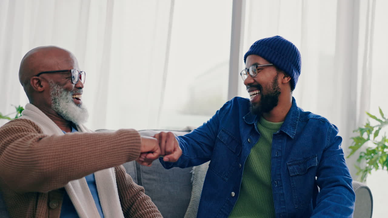 familia, puño golpeado y feliz con el saludo