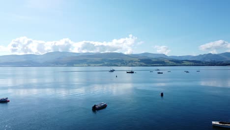 Snowdonia-Klare-Bergkette-Luft-Nach-Vorn-Blick-Sonnig-Ruhig-Walisisch-Schimmernde-Meereslandschaft