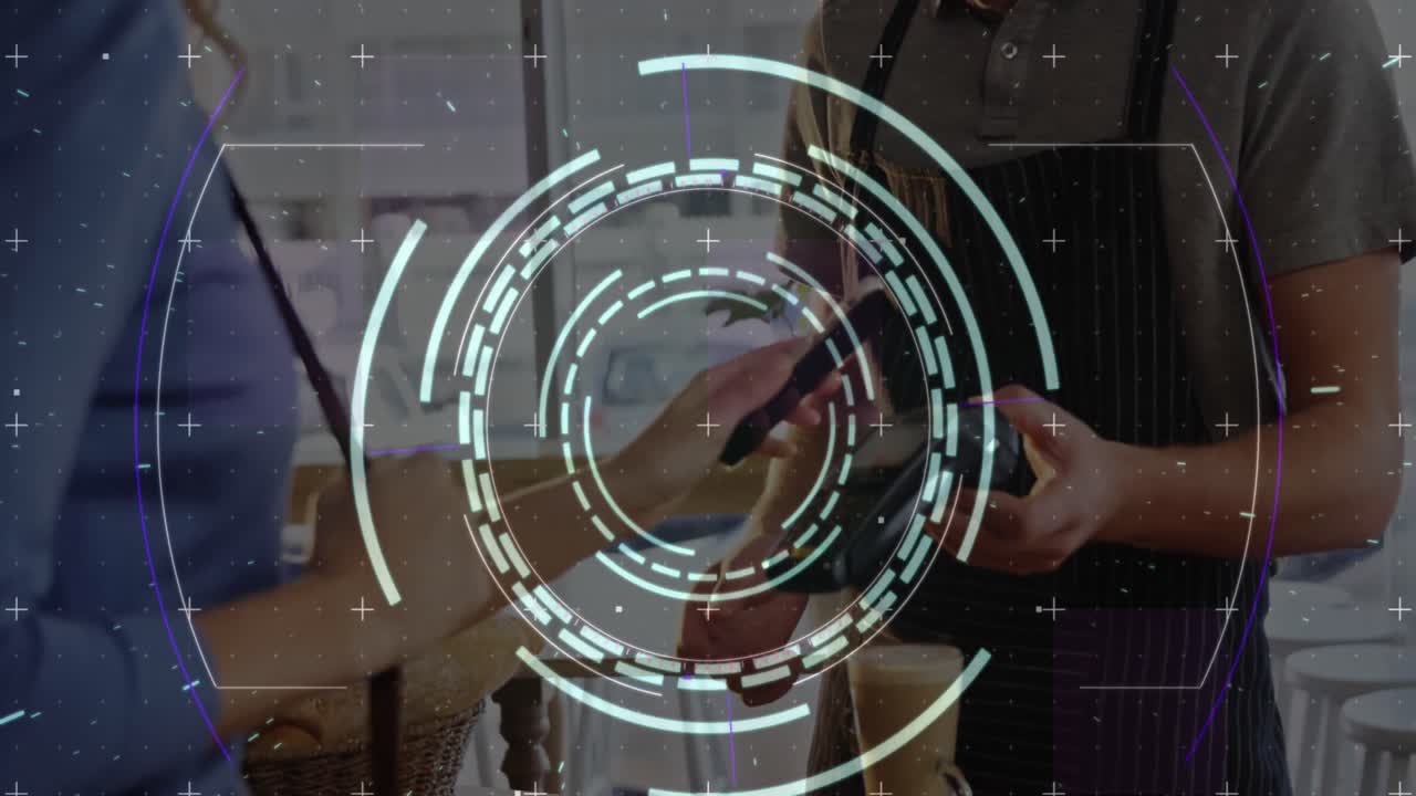 animación del círculo de procesamiento sobre las manos de las personas caucásicas que usan la terminal de pago