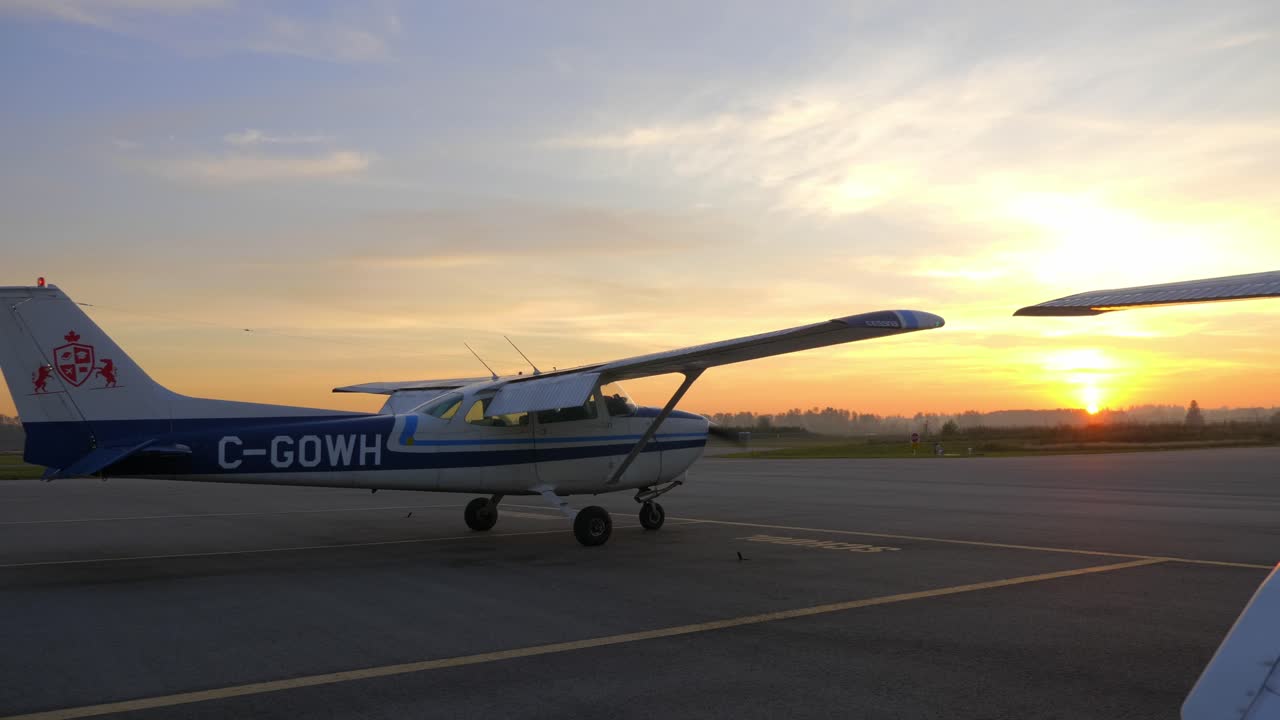 avión cessna en el aeródromo al atardecer. ancho