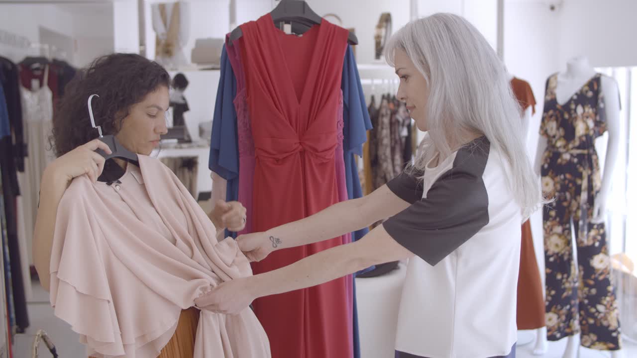 함께 쇼핑을 즐기는 행복한 여자 친구들