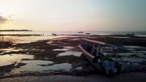 Boote-Am-Strand-Der-Insel-Gili-Air-Bei-Sonnenuntergang