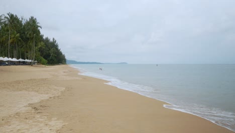 Natürliches-Meereswellenwasser-Mit-Schaum-Auf-Dem-Weißen-Strand-Der-Sandigen-Schönheit,-Sommerstrandmeerblick