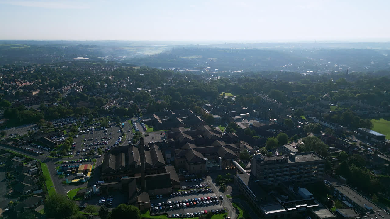 ознакомьтесь со стайнклиффом, великобритания, с помощью воздушных снимков, демонстрирующих промышленную архитектуру, оживленные улицы, больницу дьюсбери и тихую красоту йоркшира в летнее утро.