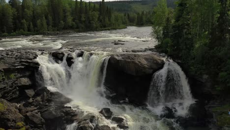 La-Cascada-Ristafallet-En-La-Parte-Occidental-De-Jamtland-Está-Catalogada-Como-Una-De-Las-Cascadas-Más-Hermosas-De-Suecia.