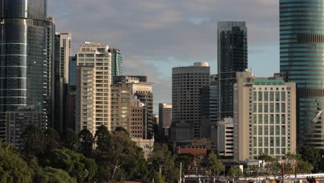 Vista-Media-De-Los-Edificios-En-La-Ciudad-De-Brisbane-Vistos-Desde-Kangaroo-Point,-Queensland,-Australia