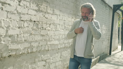 hombre caminando y hablando por teléfono