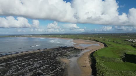 Toma-Aérea-De-Establecimiento-De-La-Bahía-De-Doughmore-Con-El-Hotel-Trump-Doonbeg-Al-Lado