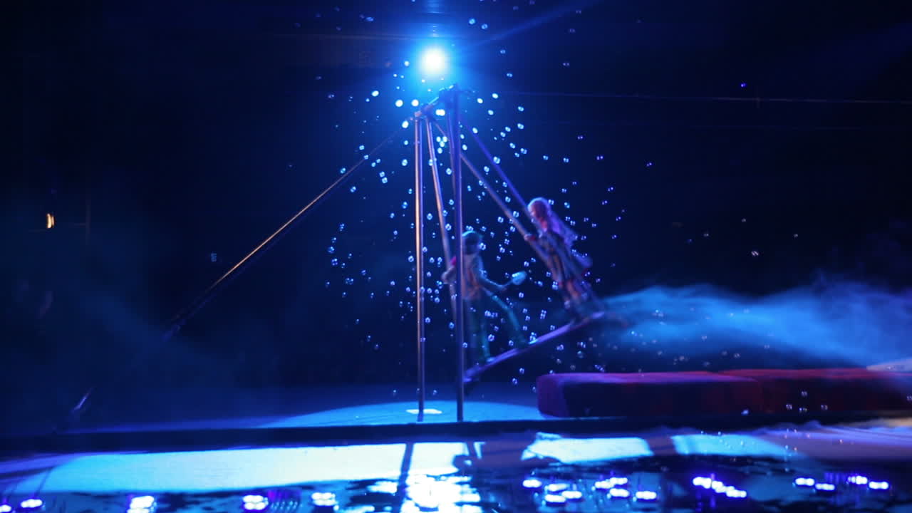 niños actuando en columpios en el teatro