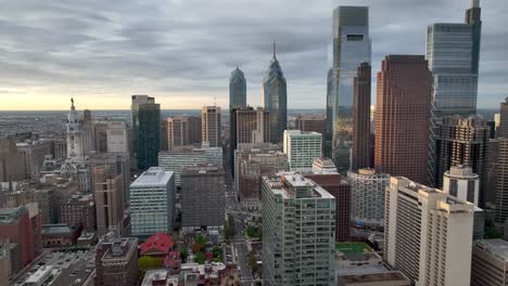 Skyline-Von-Philadelphia,-Pennsylvania,-Aus-Der-Luft-Nach-Unten-Geneigt