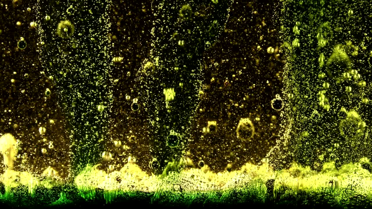 식물성 기름과 물의 혼합물에 있는 거품