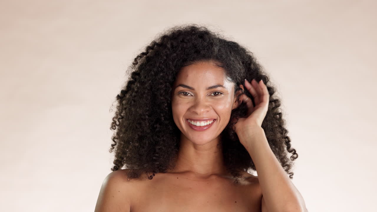 cuidado de la piel, belleza y rostro de una mujer en un estudio